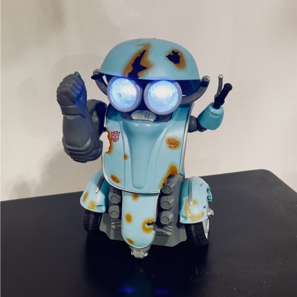 Hasbro Transformers The Last Knight Robot Squeaks Dances Action Figure lights up - Picture 1 of 9